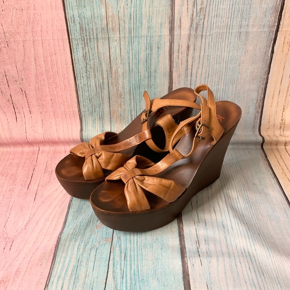 Michael kors Elegant Tan Wedge strappy Sandals